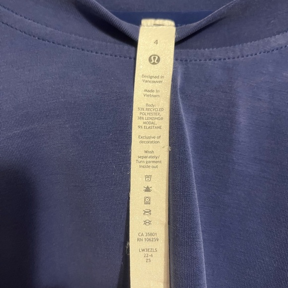 Lululemon Women's Softstreme
Perfectly Oversized Cropped Crew - Picture 2 of 3